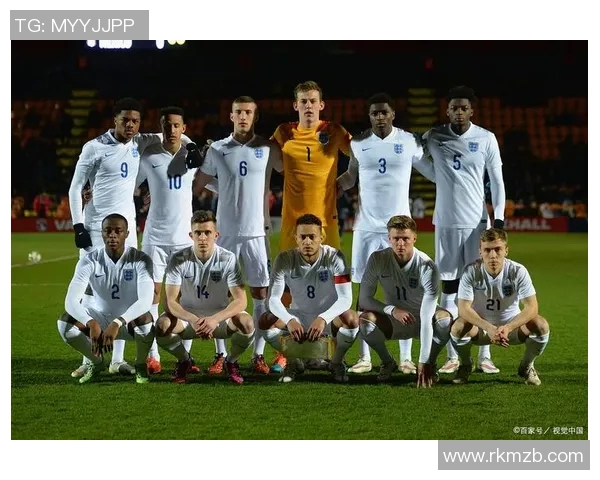 两位足球巨星同框合影展现绿茵场上的友谊与激情